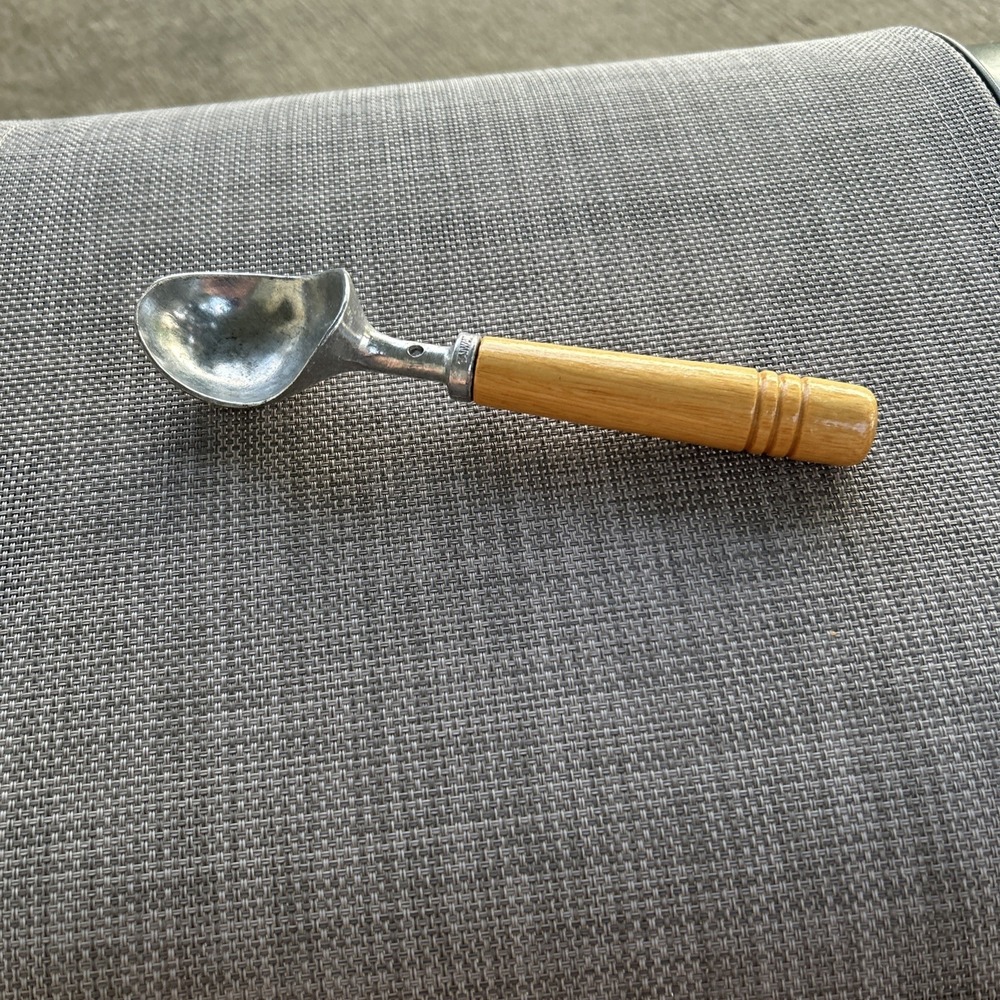 Vintage Aluminum Ice Cream Scoop with Wooden Handle Made In Taiwan Lt Weight